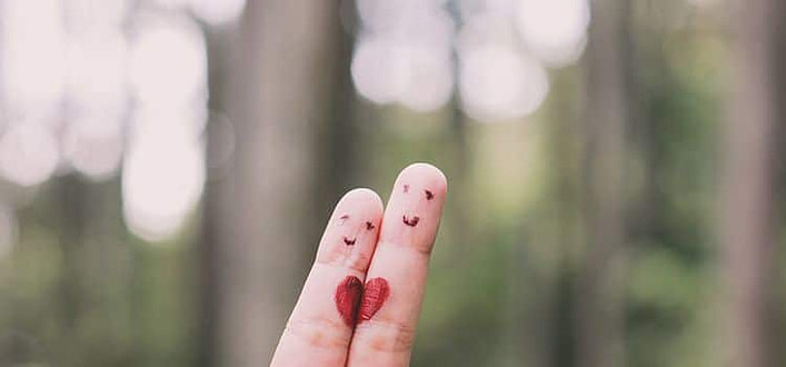 Amare incondizionatamente significato Amare incondizionatamente significato-due dita con disegnate due faccine e unite da un cuore rosso disegnato metà per ogni dito