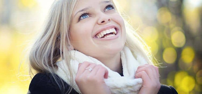 La speranza è l'ultima a morire La speranza è l'ultima a morire-ragazza bionda sorridente e felice guarda verso l'altro su fondo sfuocato con elementi gialli