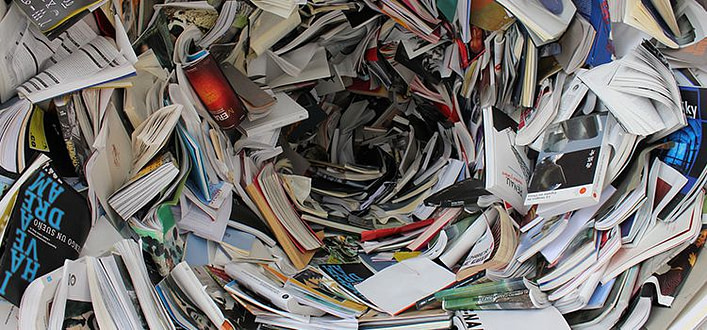 Libri da leggere assolutamente Libri da leggere assolutamente-moltitudine di libri ammassati a forma di vortice