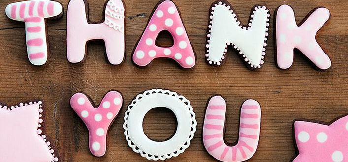 Voler bene o essere grati Voler bene o essere grati-scritta gommosa rosa con scritto thank you