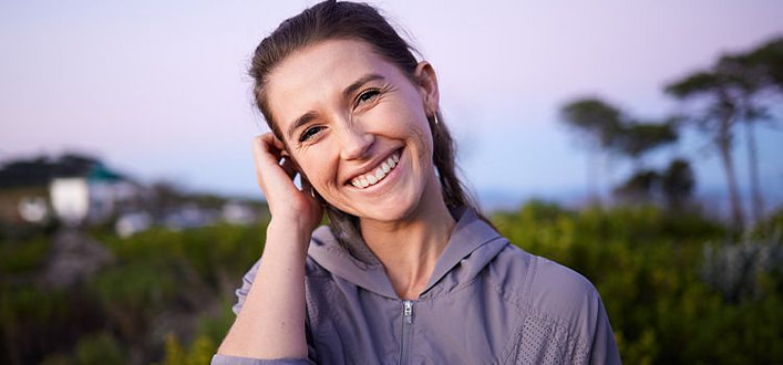 ansia sintomatica ansia sintomatica-ragazza sorridente e serena su sfondo con cielo e natura