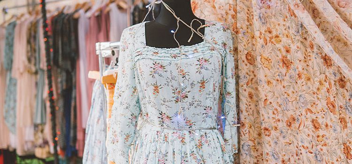 ritrovare se stessi Ritrovare se stessi-moltitudine di vestiti da donna con disegni floreali