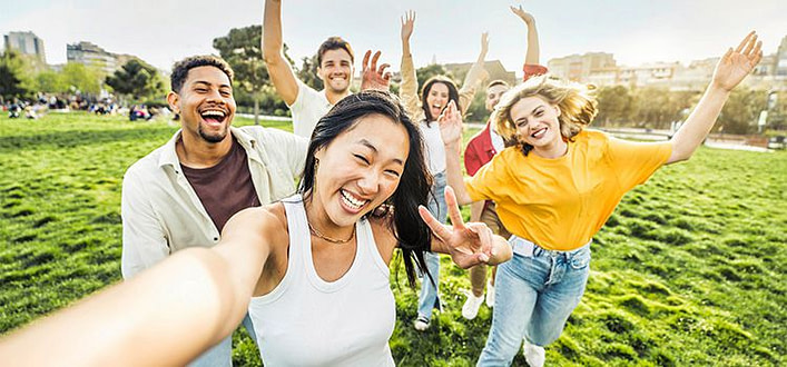 frasi sulla felicità frasi sulla felicità - gruppo di ragazzi che si agita felice