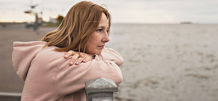 quando ti manca una persona quando ti manca una persona - una donna sola che osserva il mare con espressione malinonica