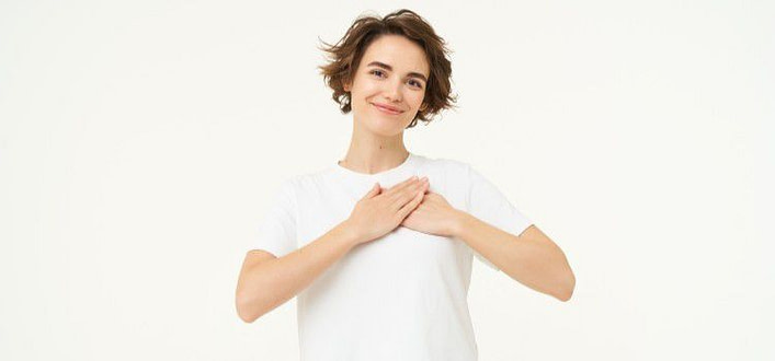 Cosa significa rispetto per se stessi-donna sorridente con le mani sul petto Cosa significa rispetto per se stessi-donna sorridente con le mani sul petto