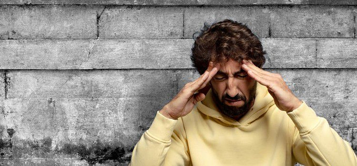 Cos'è l'ansia-uomo con le mani sulle tempie e capo reclinato verso il basso Cos'è l'ansia-uomo con le mani sulle tempie e capo reclinato verso il basso