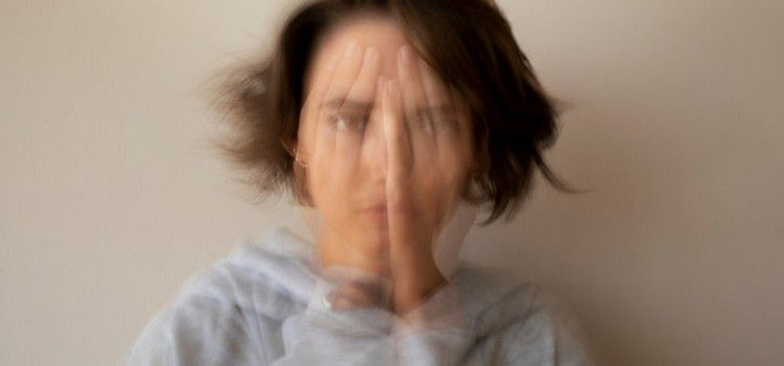 Differenza tra ansia e angoscia-immagine sfuocata di donna con le mani sul volto Differenza tra ansia e angoscia-immagine sfuocata di donna con le mani sul volto