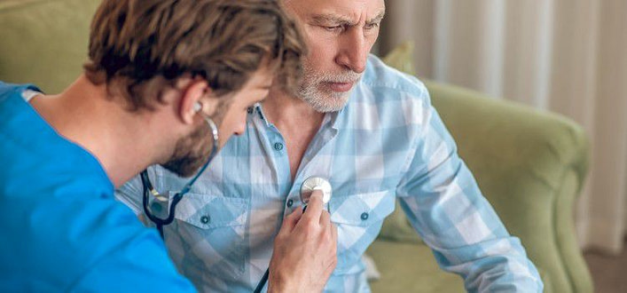 come curare la tachicardia-medico concentrato ad auscoltare con stetoscopio il cuore di un paziente come curare la tachicardia-medico concentrato ad auscoltare con stetoscopio il cuore di un paziente
