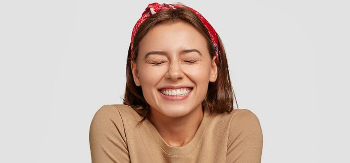 pensieri intrusivi e indipendenza emotiva-ragazza sorridente e sollevata pensieri intrusivi e indipendenza emotiva-ragazza sorridente e sollevata