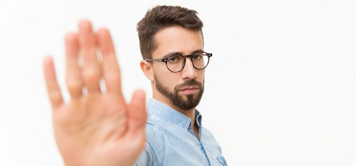 pensiero intrusivo-uomo fermo e deciso con mano aperta in avanti stop pensiero intrusivo-uomo fermo e deciso con mano aperta in avanti stop
