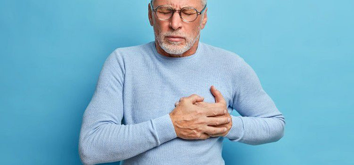 tachicardia cos'è-uomo preoccupato con occhi chiusi e le mani compresse su cuore tachicardia cos'è-uomo preoccupato con occhi chiusi e le mani compresse su cuore