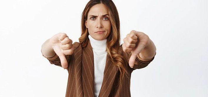 teoria dei bisogni maslow-donna con sguardo sprezzante e pollici verso il basso teoria dei bisogni maslow-donna con sguardo sprezzante e pollici verso il basso