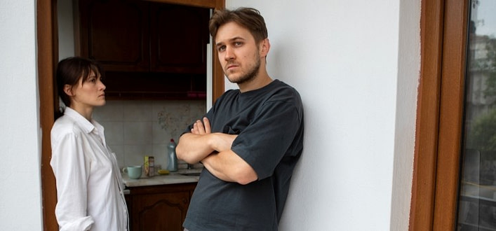 che delusione-fidanzato con sguardo deluso da le spalle a fidanzata imbronciata in secondo piano che delusione-fidanzato con sguardo deluso da le spalle a fidanzata imbronciata in secondo piano