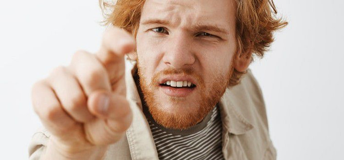 frasi per esprimere la rabbia-ragazzo fulvo con espressione di rabbia punta il dito verso l'osservatore dell'immagine frasi per esprimere la rabbia-ragazzo fulvo con espressione di rabbia punta il dito verso l'osservatore dell'immagine
