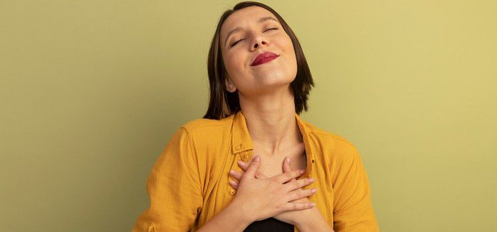 frasi sull'essere felici-donna grata con volto rivolta in alto occhi chiusi e mani sul cuore frasi sull'essere felici-donna grata con volto rivolta in alto occhi chiusi e mani sul cuore
