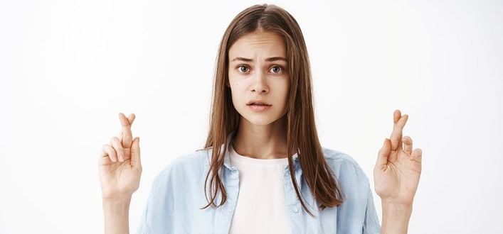 la delusione-ragazza incrocia le dita di entrambe le mani rivolte verso l'alto la delusione-ragazza incrocia le dita di entrambe le mani rivolte verso l'alto
