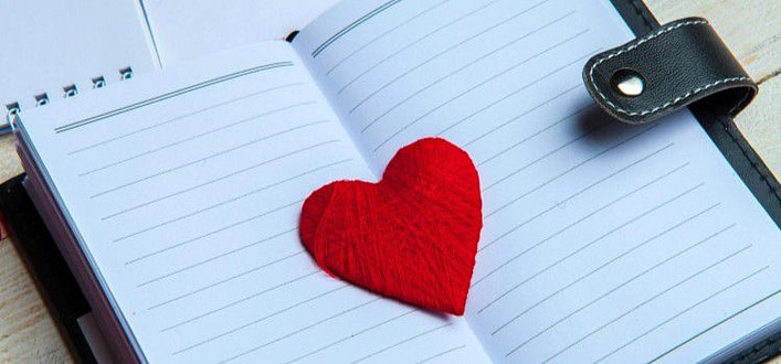 libri da avere-quaderno aperto con cuore rosso al centro e fibia laterale con bottone libri da avere-quaderno aperto con cuore rosso al centro e fibia laterale con bottone