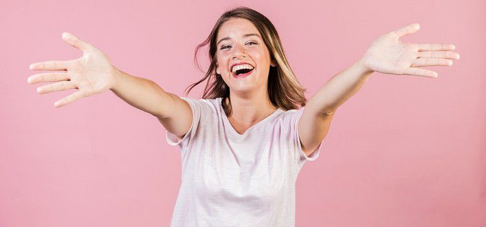 ragazza gioiosa con braccia aperte verso l'osservatore ragazza gioiosa con braccia aperte verso l'osservatore