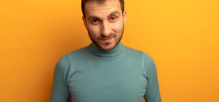 ragazzo con espressione insinua qualcosa con sguardo inclinato e sopracciglio alzato ragazzo con espressione insinua qualcosa con sguardo inclinato e sopracciglio alzato
