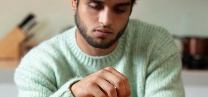 ragazzo con espressione sconfortata rotea nervosamente qualcosa tra le mani ragazzo con espressione sconfortata rotea nervosamente qualcosa tra le mani