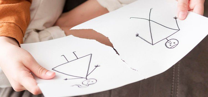 test sull'amore-ragazza strappa foglio separando uomo e donna stilizzati su disegno test sull'amore-ragazza strappa foglio separando uomo e donna stilizzati su disegno