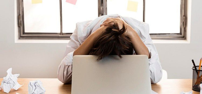 Ansia e lavoro-ragazza con testa tra le mani accasciata su laptop davanti a se Ansia e lavoro-ragazza con testa tra le mani accasciata su laptop davanti a se