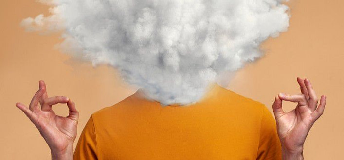 Ossessione psicologia-ragazzo con mani aperte all'altezza delle spalle con indice e pollice uniti e nuvola al posto della testa Ossessione psicologia-ragazzo con mani aperte all'altezza delle spalle con indice e pollice uniti e nuvola al posto della testa