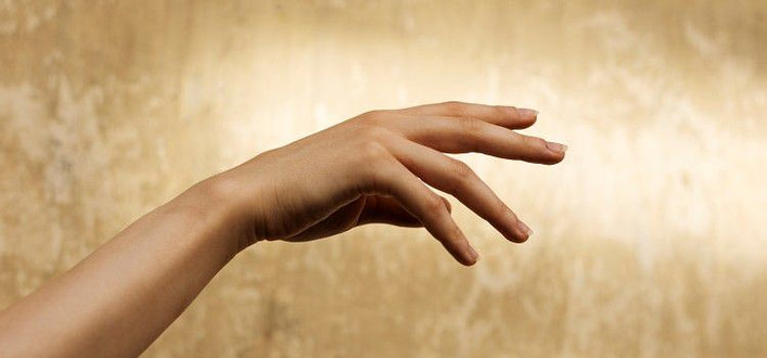 Tremori-mano di profilo con dita semiaperte Tremori-mano di profilo con dita semiaperte
