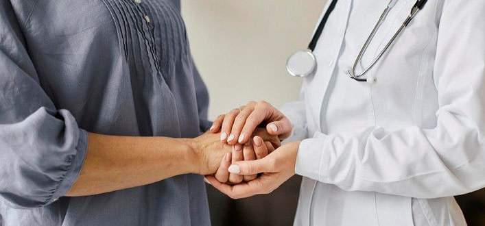 tremare per ansia-medico donna stringe mani di paziente tremare per ansia-medico donna stringe mani di paziente