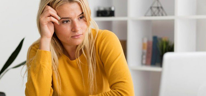 Come dimenticare un uomo una donna-ragazza pensierosa con testa appoggiata sulla mano e sguardo nel vuoto Come dimenticare un uomo una donna-ragazza pensierosa con testa appoggiata sulla mano e sguardo nel vuoto