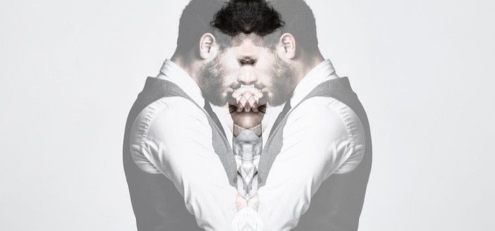 Egocentrismo psicologia-sagoma bianco e nero di uomo di profilo specchiata in se stessa Egocentrismo psicologia-sagoma bianco e nero di uomo di profilo specchiata in se stessa