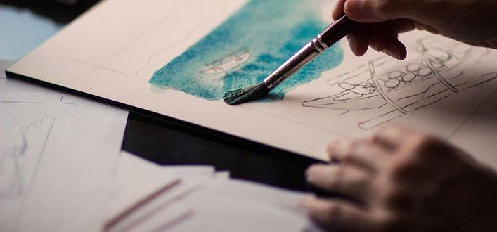 Profezia autoavverante-mani che dipingono acquerello con pennello su foglio bianco Profezia autoavverante-mani che dipingono acquerello con pennello su foglio bianco
