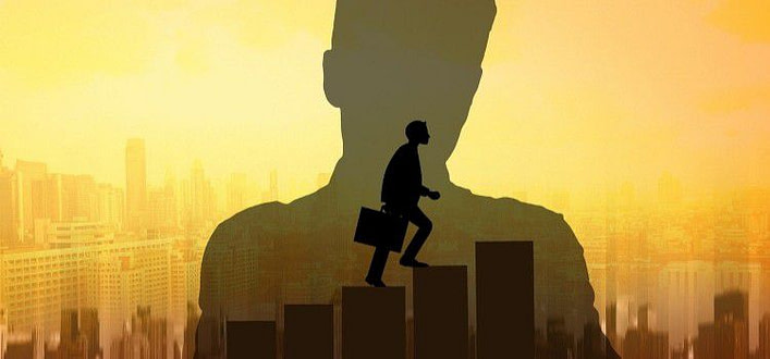 Profezie che si autoavverano-silhouette di uomo che sale gradini in trasparenza sotto sagoma uomo Profezie che si autoavverano-silhouette di uomo che sale gradini in trasparenza sotto sagoma uomo