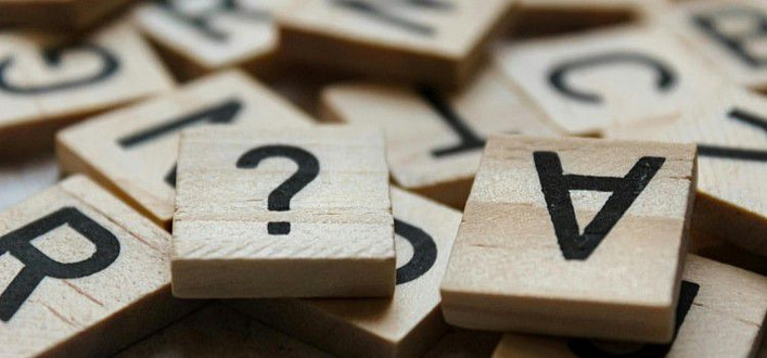 Le scelte della vita-tessere di legno con lettere e punto interrogativo Le scelte della vita-tessere di legno con lettere e punto interrogativo