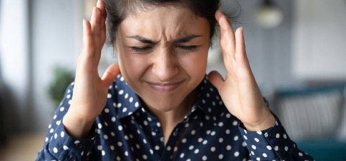 Ansia generalizzata-giovane donna con mani sulle tempie e occhi strizzati Ansia generalizzata-giovane donna con mani sulle tempie e occhi strizzati