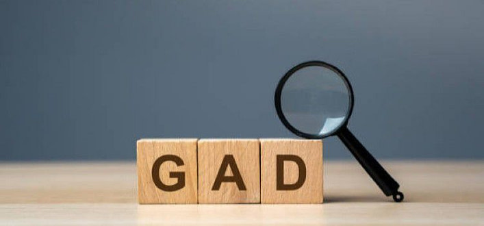 Disturbo d'ansia generalizzata-tessere in legno con scritto GAD e lente d'ingrandimento nera su tessera con la D Disturbo d'ansia generalizzata-tessere in legno con scritto GAD e lente d'ingrandimento nera su tessera con la D