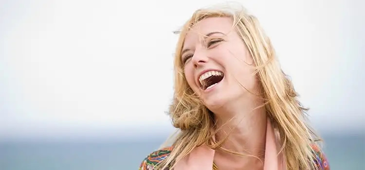 imparare a essere felici - Donna che ride felicemente