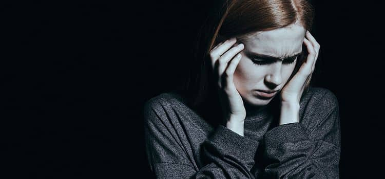 Paura di morire - Donna angosciata con le mani sulle tempie