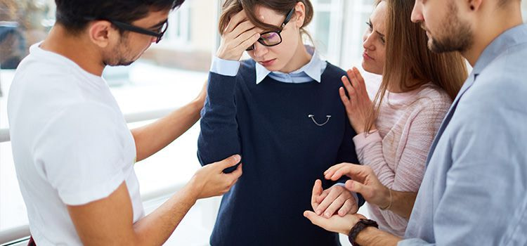 cosa significa empatia - Un gruppo di persone incoraggia una ragazza