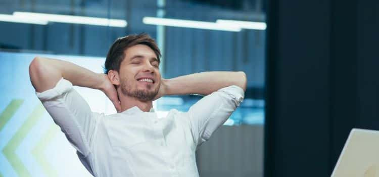 Realizzare un sogno-ragazzo felice che sogna