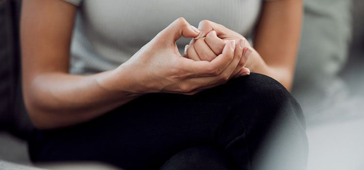 Calmare l'ansia-persona che si tocca nervosamente le mani
