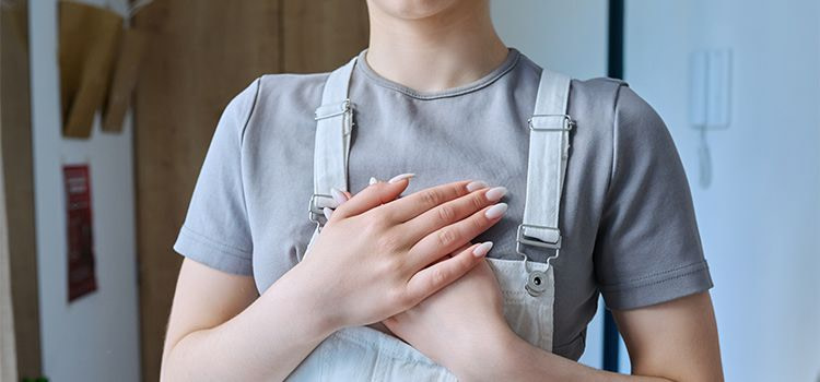 Amore e rispetto-persona con le mani sul cuore