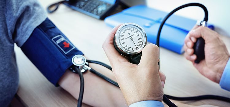 Ansia e pressione alta-persona che misura la pressione