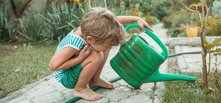 Come vivere bene da soli-bambino che annaffia una pianta