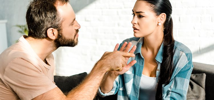 Mancanza di rispetto nella coppia-persone che si trattano male
