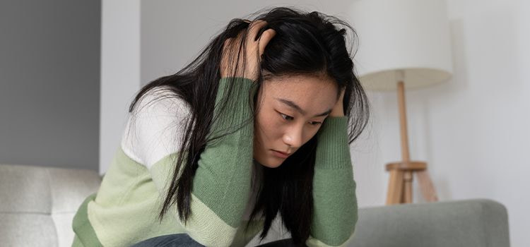 Paura di stare da soli-ragazza sola e triste