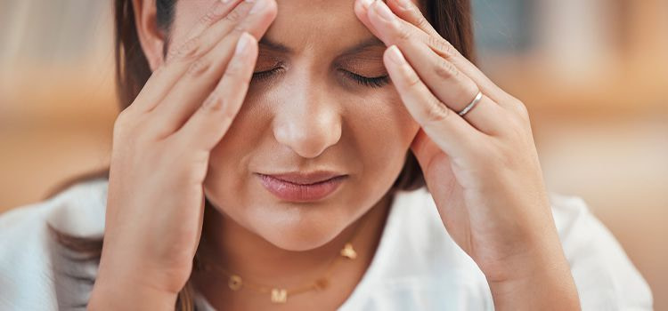 Pressione alta da ansia e stress-ragazza che si tocca le tempie