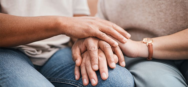 Rispetto e amore nella coppia-persone che si tengono la mano