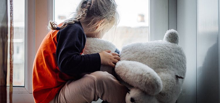 Stare bene da soli-bimba triste col suo orsacchiotto