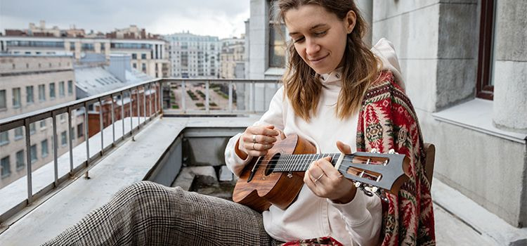 Stare bene da soli-ragazza che suona l'ukulele